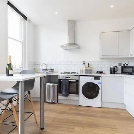 Beautifully Presented Newly Renovated City-Centre Apartment In Cheltenham Exterior photo