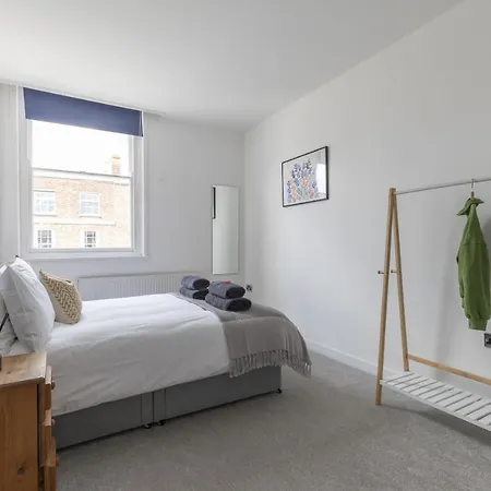 Beautifully Presented Newly Renovated City-Centre Apartment In Cheltenham Exterior photo