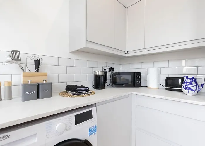 Beautifully Presented Newly Renovated City-Centre Apartment In Cheltenham